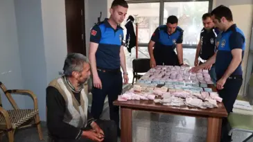 Dilencinin üzerinden çıkan parayı 4 zabıta sayabildi