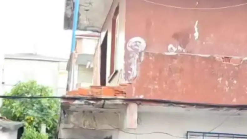 Gebze’de Balkon Çöktü, Bina Boşaltıldı
