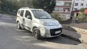 Otomobil Ev Çatısına Çıktı