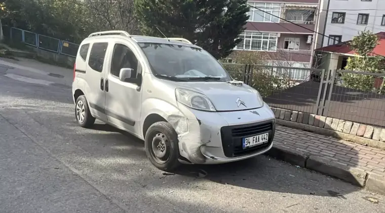 Otomobil Ev Çatısına Çıktı