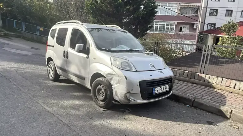 Otomobil Ev Çatısına Çıktı