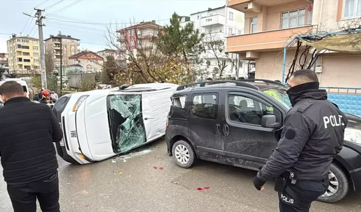Gebze’de Otomobil ve Panelvan Çarpıştı: 3 Yaralı