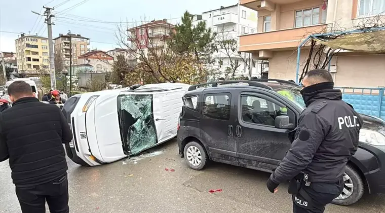 Gebze’de Otomobil ve Panelvan Çarpıştı: 3 Yaralı