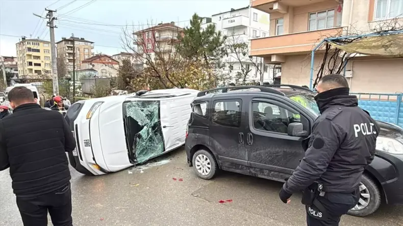 Gebze’de Otomobil ve Panelvan Çarpıştı: 3 Yaralı