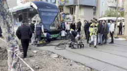 İzmit’te Tramvay ve Çöp Kamyonu Çarpıştı