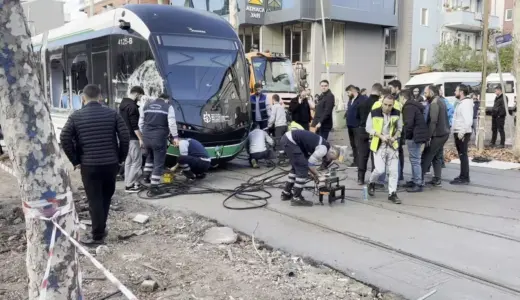 İzmit’te Tramvay ve Çöp Kamyonu Çarpıştı