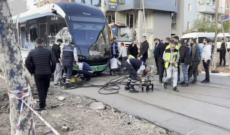 İzmit’te Tramvay ve Çöp Kamyonu Çarpıştı