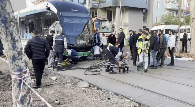 İzmit’te Tramvay ve Çöp Kamyonu Çarpıştı