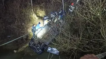 Kandıra’da Otomobil Çaya Düştü: Baba ve Oğlu Hayatını Kaybetti