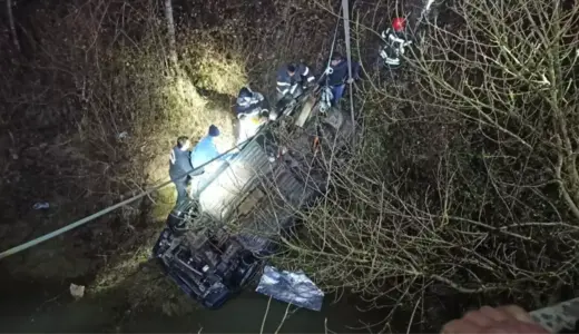 Kandıra’da Otomobil Çaya Düştü: Baba ve Oğlu Hayatını Kaybetti