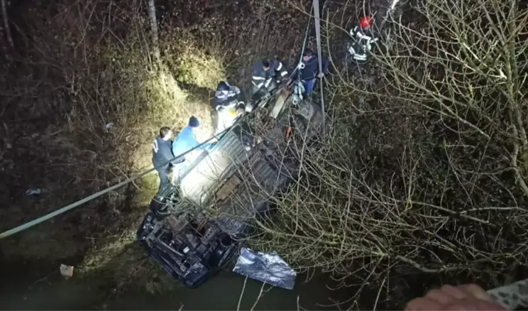 Kandıra’da Otomobil Çaya Düştü: Baba ve Oğlu Hayatını Kaybetti