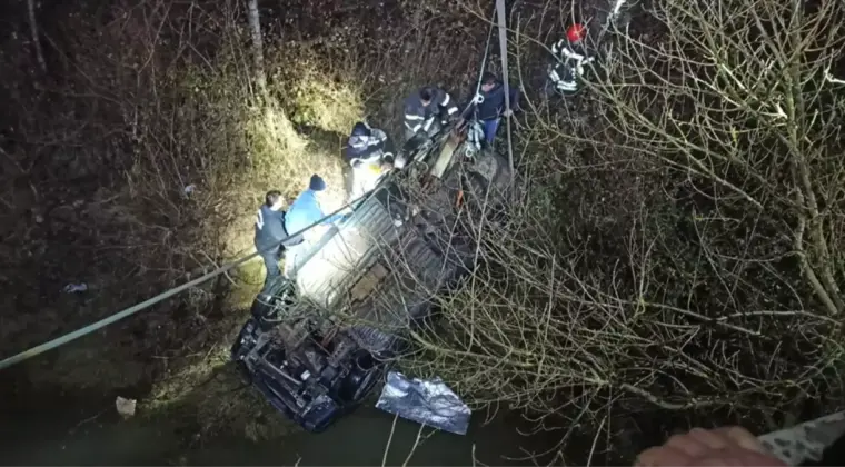 Kandıra’da Otomobil Çaya Düştü: Baba ve Oğlu Hayatını Kaybetti