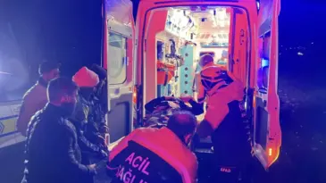 Baba ve oğlu çaya düşen otomobilde hayatını kaybetti