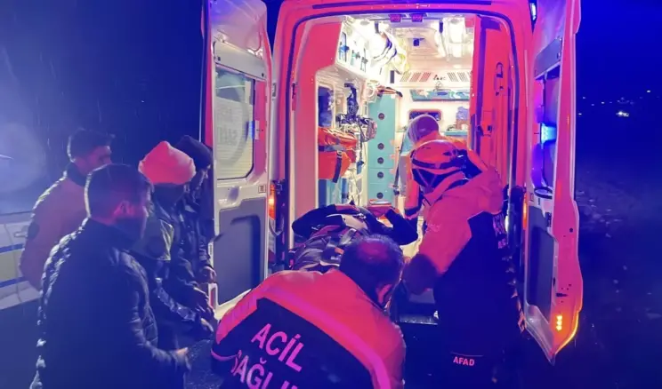 Baba ve oğlu çaya düşen otomobilde hayatını kaybetti