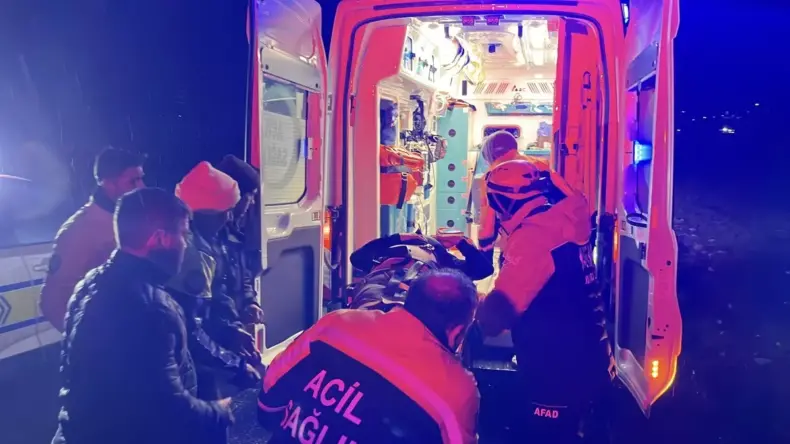 Baba ve oğlu çaya düşen otomobilde hayatını kaybetti