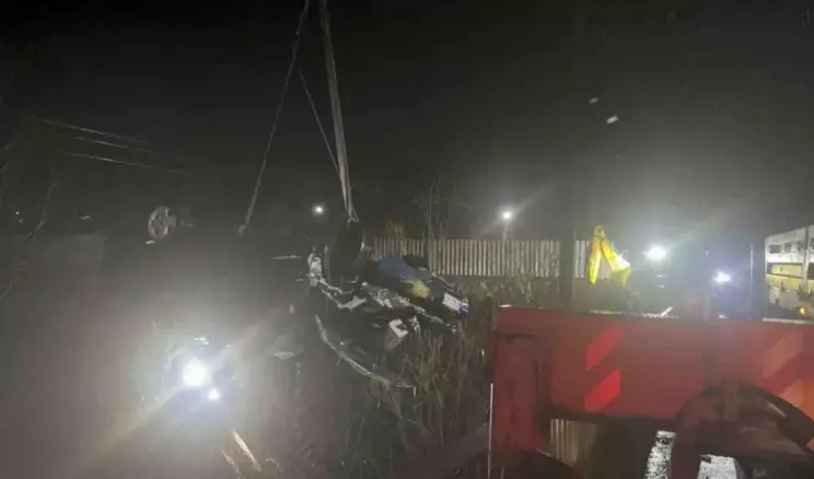 Kandıra’da Otomobil Çaya Uçtu: Baba ve Oğul Hayatını Kaybetti