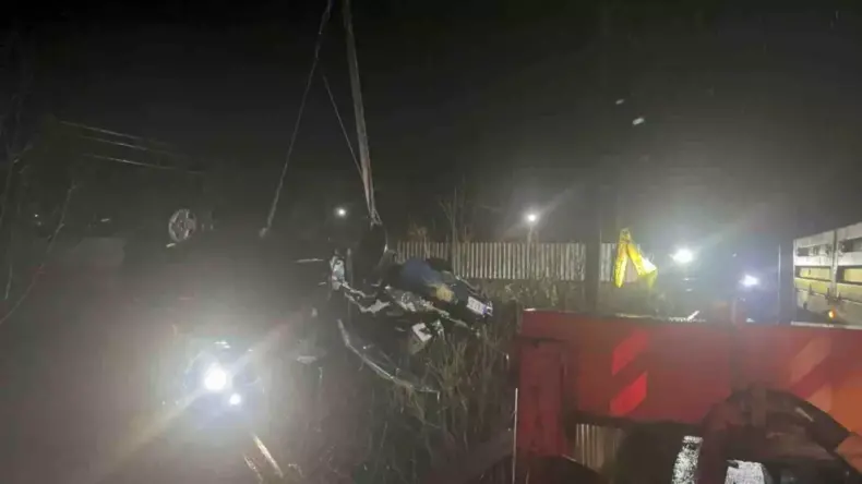 Kandıra’da Otomobil Çaya Uçtu: Baba ve Oğul Hayatını Kaybetti