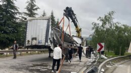Başiskele’de TIR Bariyere Çarptı, Sürücü Kurtuldu