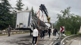 Başiskele’de TIR Bariyere Çarptı, Sürücü Kurtuldu
