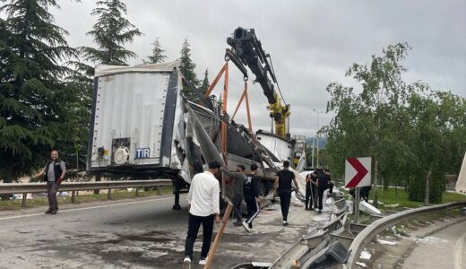 Başiskele’de TIR Bariyere Çarptı, Sürücü Kurtuldu