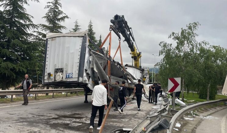 Başiskele’de TIR Bariyere Çarptı, Sürücü Kurtuldu