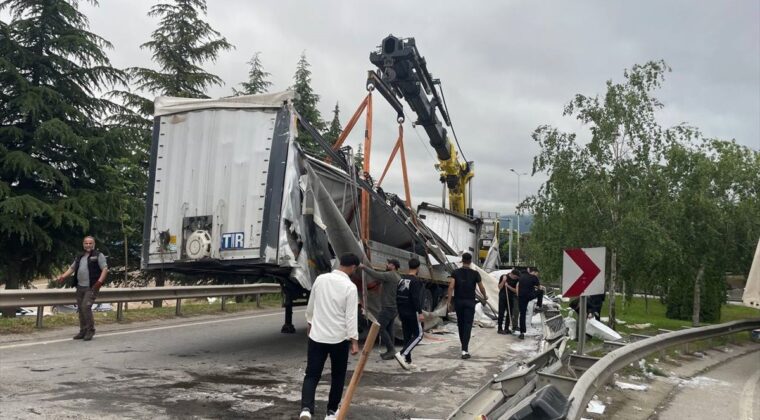 Başiskele’de TIR Bariyere Çarptı, Sürücü Kurtuldu