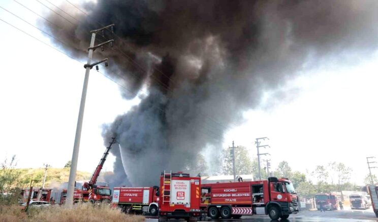 Kocaeli’de boya fabrikası alevlere teslim oldu