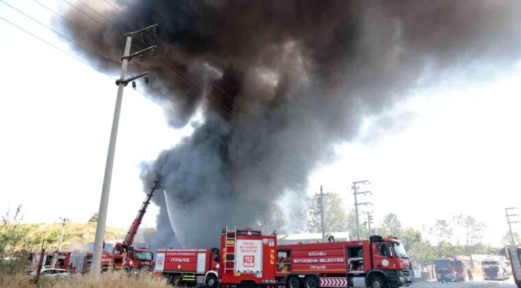 Kocaeli’de boya fabrikası alevlere teslim oldu