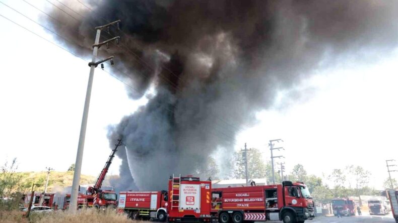 Kocaeli’de boya fabrikası alevlere teslim oldu