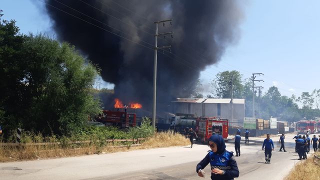 Kocaeli’de fabrika yangını! Alevler birden yükseldi